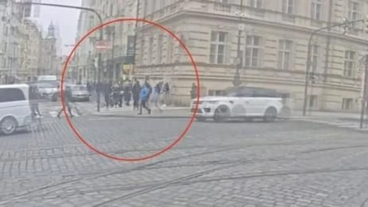 Drogos férfi kezdett el rázni egy babát Prága központjában