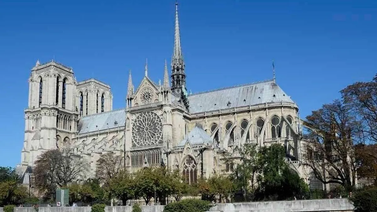 Utoljára tett ellenőrző látogatást Emmanuel Macron az újranyitás előtt álló Notre-Dame-ban
