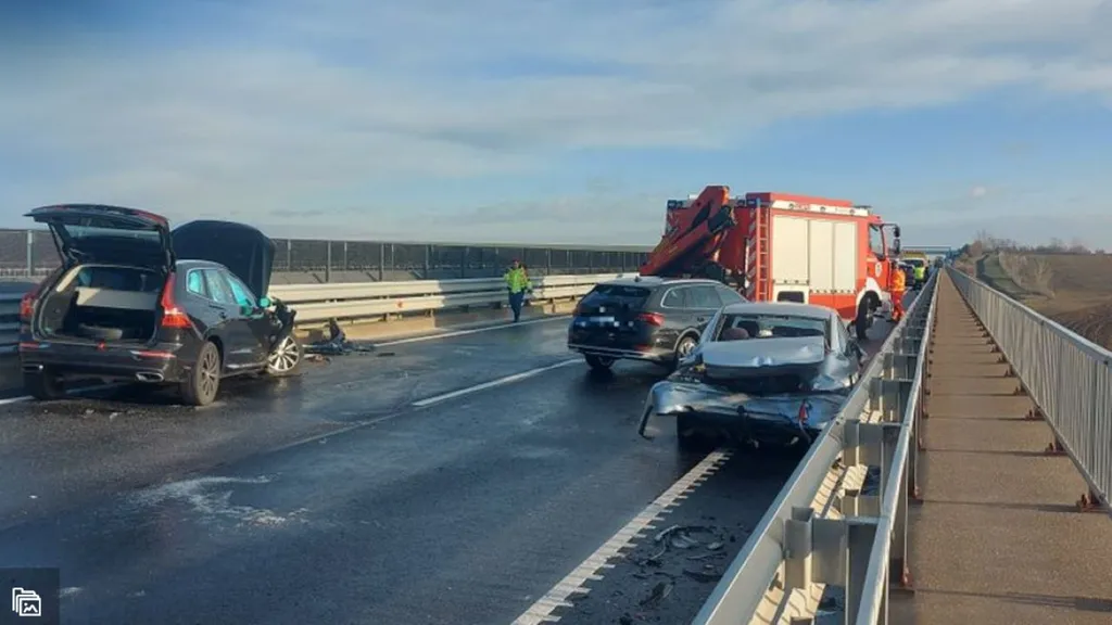 Brutális baleset az M6-oson, legalább tizenöt autó összetört,
BrutálisbalesetazM6