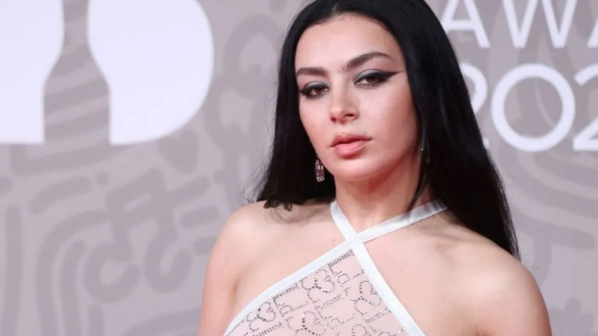 Charli XCX meztelenül mutatta meg magát