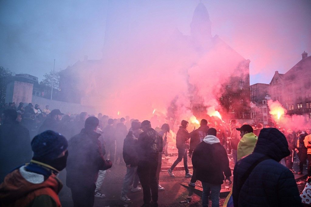 Pro-Israel Maccabi fans stage demonstration in Amsterdam, at least ten arrests