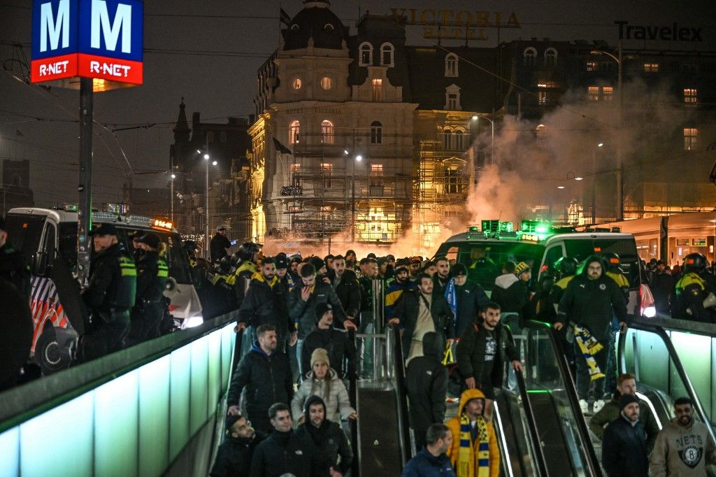 Pro-Israel Maccabi fans stage demonstration in Amsterdam, at least ten arrests