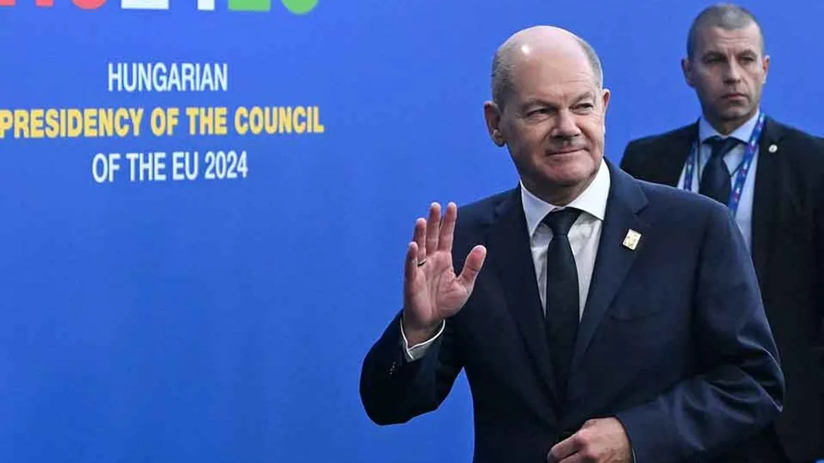 Kínos érkezés: így szerencsétlenkedett Olaf Scholz a budapesti csúcstalálkozón - videó