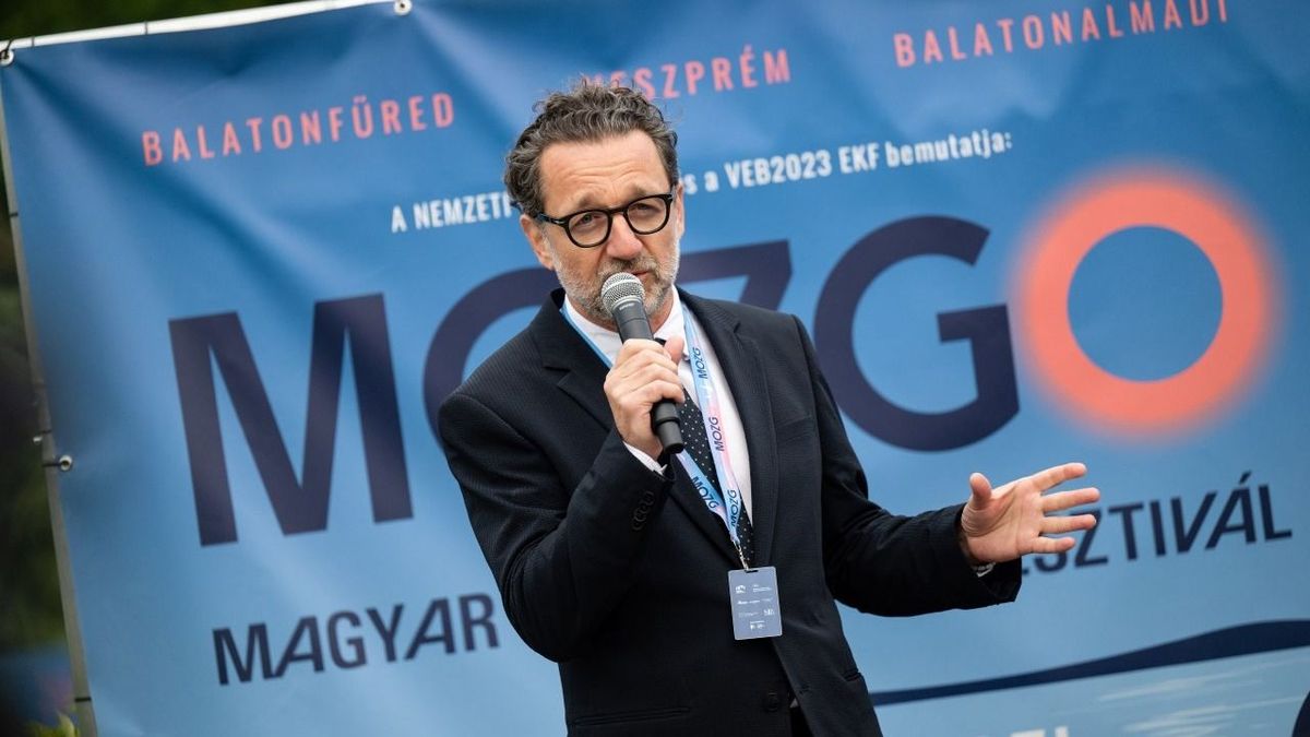 Csáky Attila fesztiváligazgató köszöntőt mond a Magyar Mozgókép Fesztivál, a MOZ.GO megnyitóján Veszprémben 2024. június 12-én.