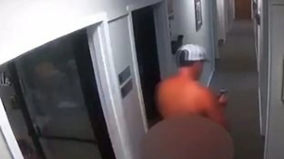 Meztelenkedett a kórházban egy orvos, felfüggesztették - videó