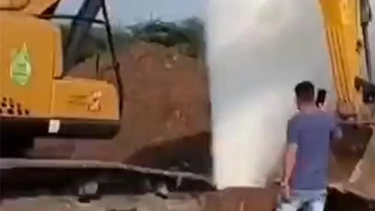 A csőtörés erejével szórakozott a markolós, legközelebb kétszer is meg fogja gondolni - videó