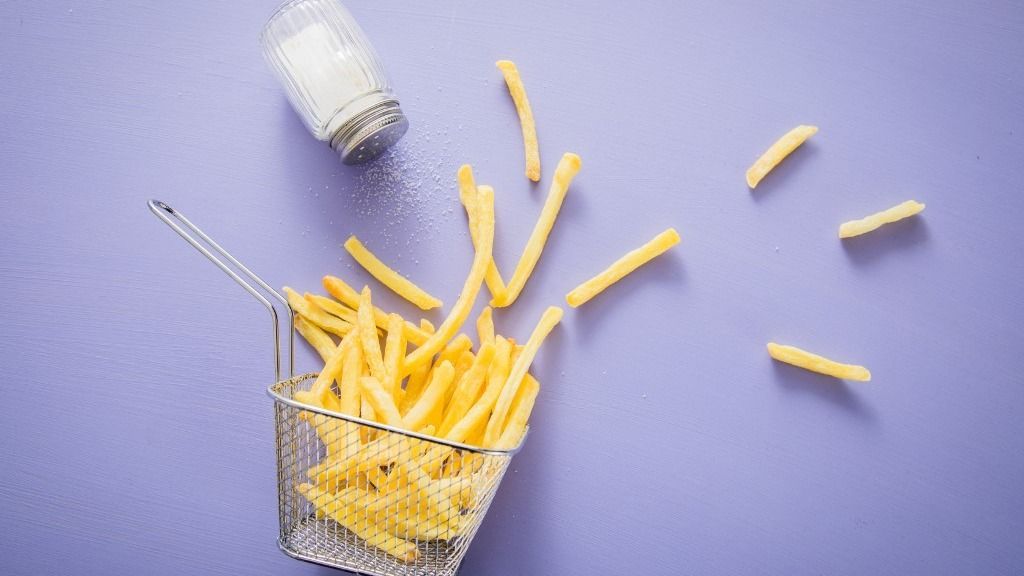 Az air fryer készülékekben történő sütést egészségesebbnek véljük, a helyzet azonban sokkal bonyolultabb ennél.