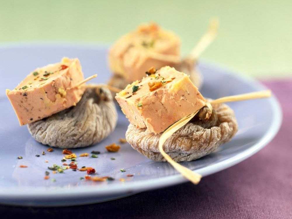A libamáj terrine mellé akár aszalt gyümölcsöket is tálalhatunk.