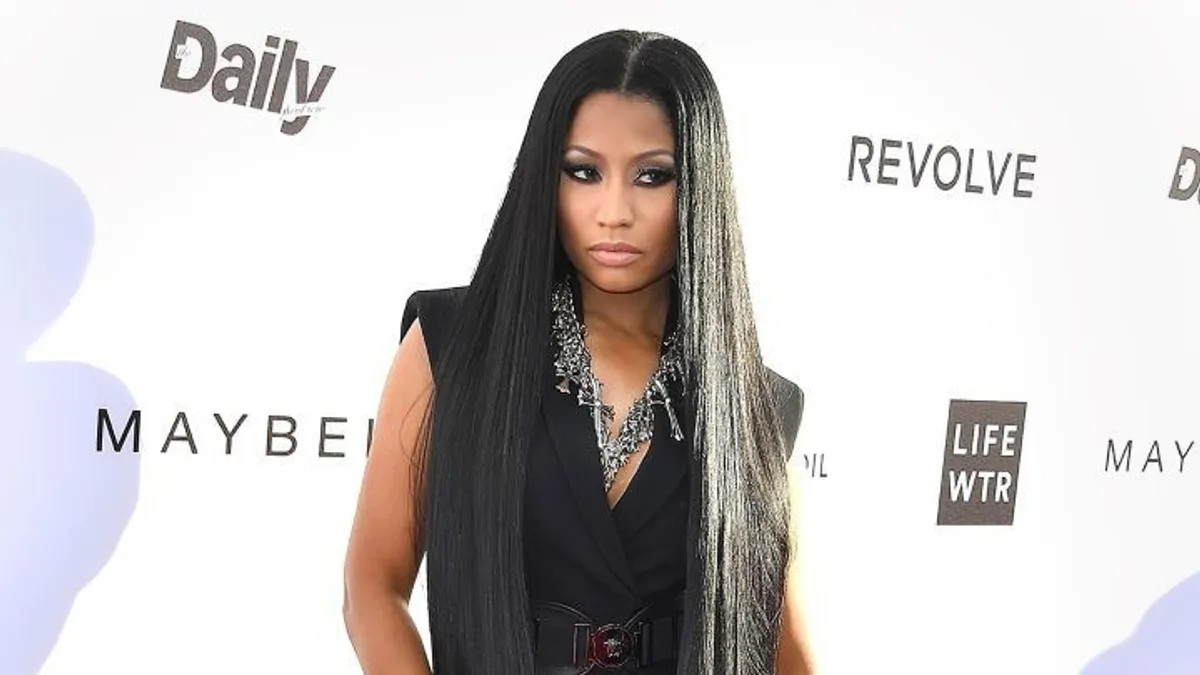 Teljesen meztelen mellekkel ünnepelt Nicki Minaj - kép