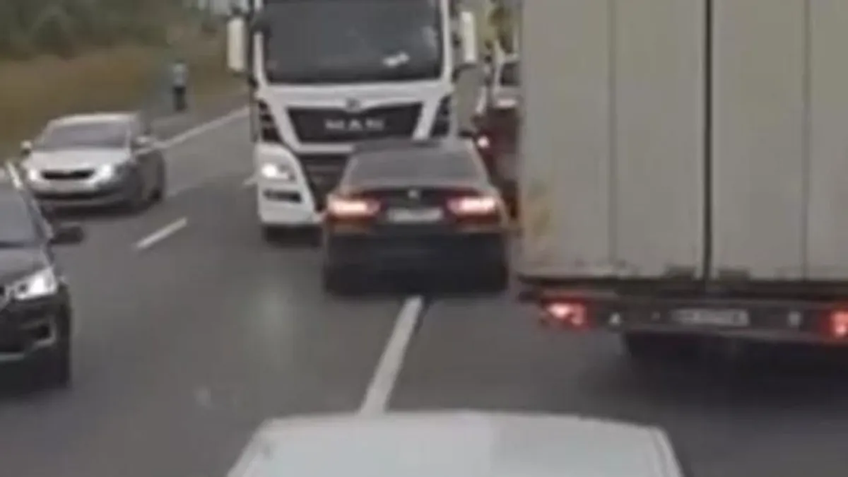 Ki akarta kerülni a dugót a BMW-s, a szemből jövő kamionos úgy helyretette, hogy öröm nézni - videó