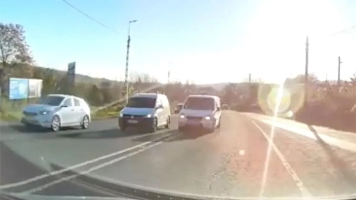 A semmiből jelent meg az őrült furgonos az Egér úton, óriásit mentett a kamerás autó vezetője - videó