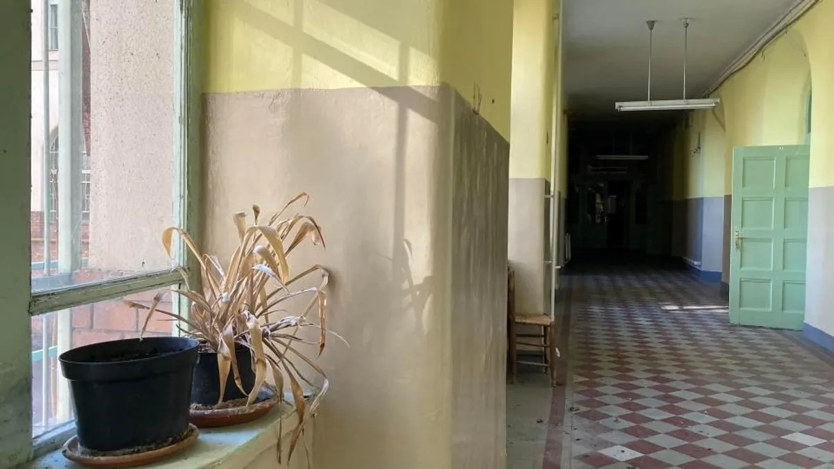 Földbe gyökerezett a lába egy felfedezőnek attól, amit egy elhagyatott iskolában látott