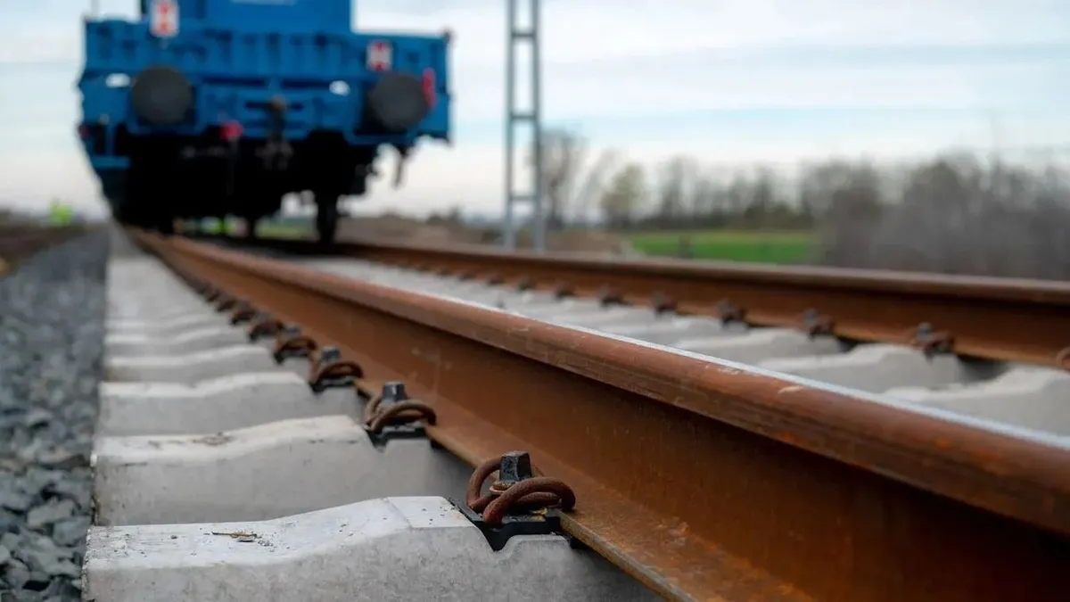 A síneken ragadt egy autó Komáromnál, egyszerre két érkező vonat szakította darabokra