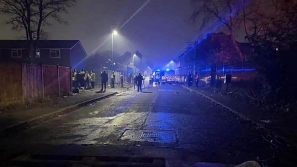 Tűzijátékokkal lőtték a rendőröket és a mentőket Manchesterben