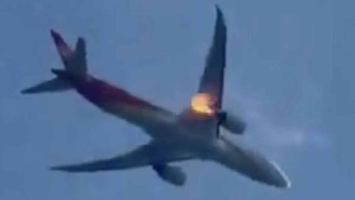 Vészhelyzet a levegőben: kigyulladt egy Boeing hajtóműve - videó