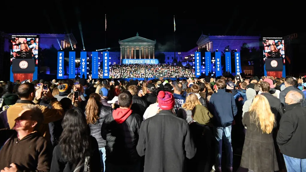 PHILADELPHIA, PENNSYLVANIA, EGYESÜLT ÁLLAMOK – NOVEMBER 4. – Kamala Harris, az Egyesült Államok alelnöke beszédet mond a választás napja előtt egy nappal a Philadelphia Művészeti Múzeumban, Philadelphiában, Pennsylvania államban, 2024. november 4-én.