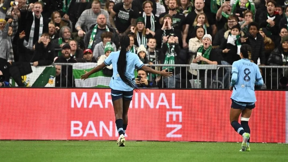 Megdobálták a Manchester City focistáját, mégis őt büntette meg a bíró