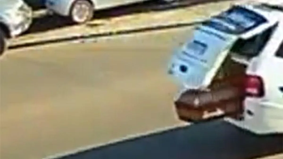 Befordult a halottaskocsi a sarkon, aztán kiesett belőle valami, aminek nem szabadott volna - videó