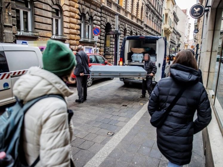 A férfit annyira súlyosan megsebesítette a nő, hogy a helyszínen elvérzett.