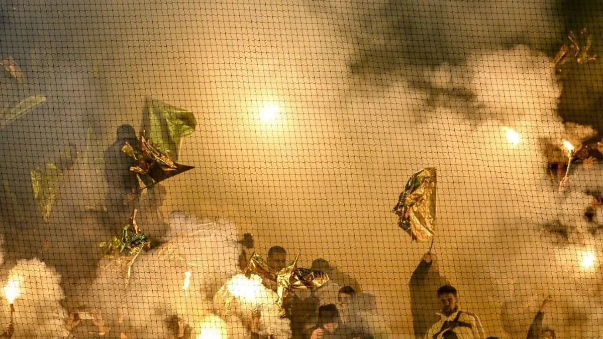 Pogromot tartottak, vadásztak az izraeli szurkolókra az arab migránsok Amszterdamban az Ajax-Maccabi meccs után, sok izraeli szurkoló megsérült - videó
