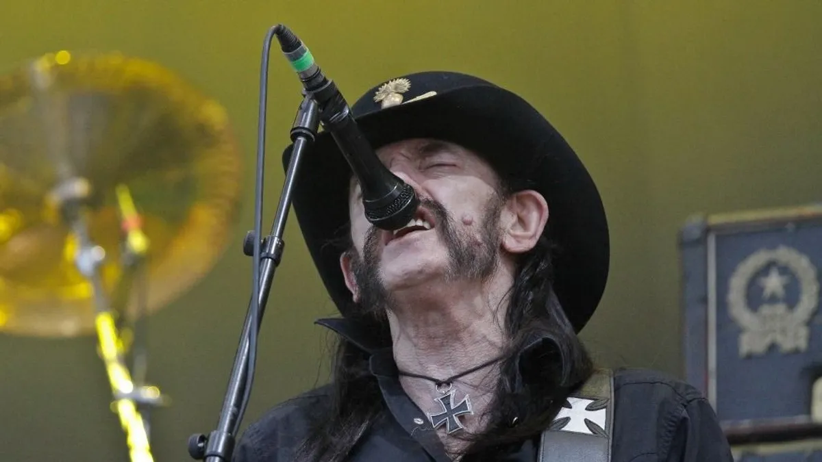 Lemmy hamvai egy sztriptízklubba kerülnek.