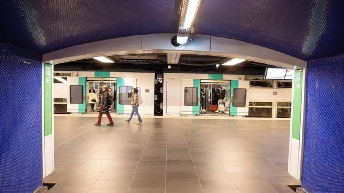 Baltával levágták a kezét egy férfinek a hétfő reggeli csúcsforgalomban egy párizsi metróállomáson