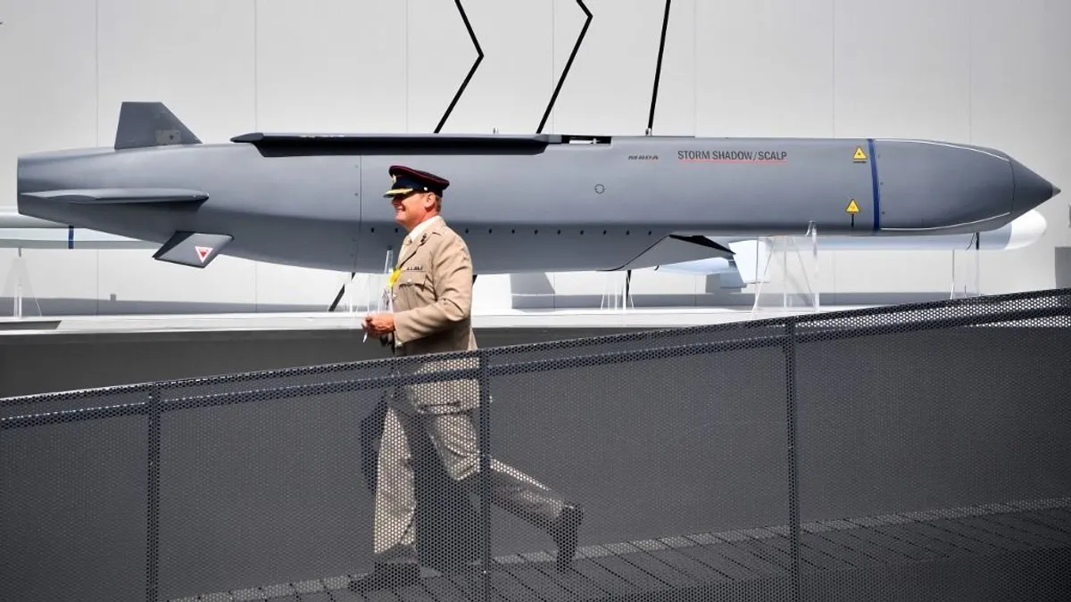 Kitörhet a világháború: brit szuperfegyverekkel bombázzák Oroszországot