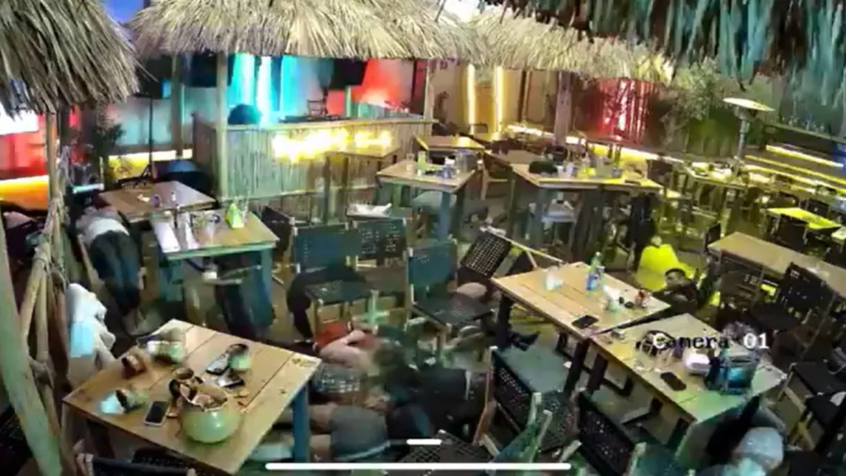 Fegyveresek lövöldöztek egy mexikói bárban, tízen meghaltak - videó