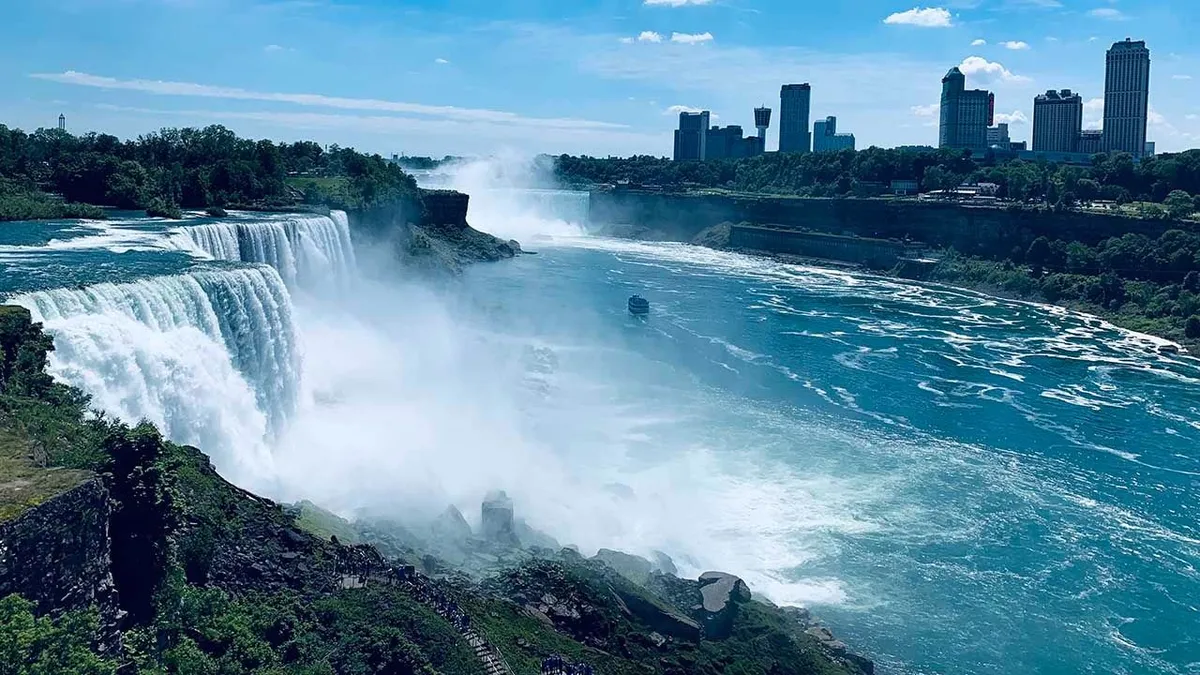 Felborult egy busz a Niagara vízesésnél, többen megsérültek