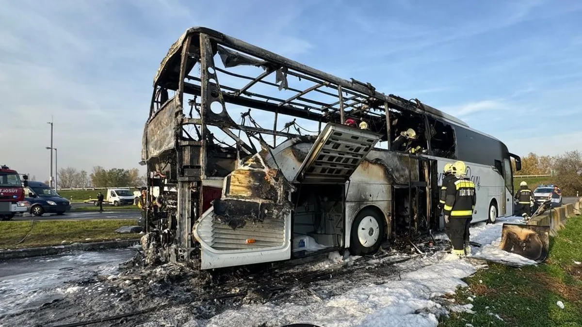 Kigyulladt egy utasokkal teli busz az M1-esen, Győrnél - videó