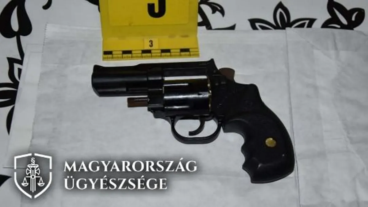 Elfajult egy lépcsőházi vita, fegyvert tartott a szomszédjára egy férfi