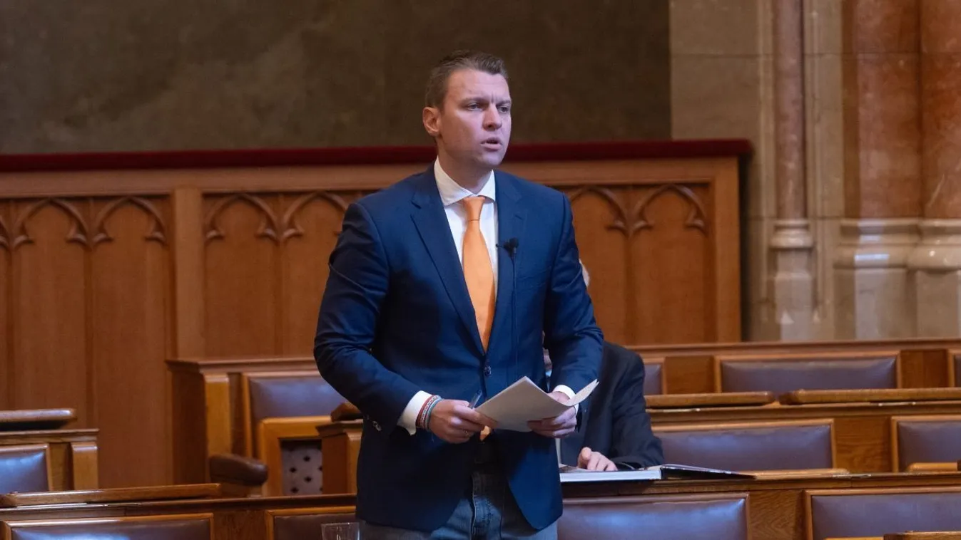 Menczer Tamás, a Fidesz képviselője napirend előtt szólal fel az Országgyűlés plenáris ülésén.