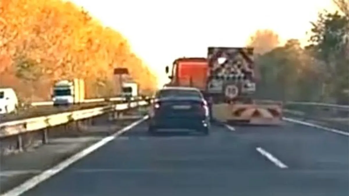 Gyorshajtók találkoztak egy nem túl óvatos közutassal az M3-ason, centiken múlt a csattanás - videó