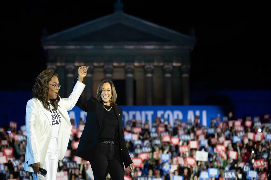 Philadelphia, 2024. november 5. Kamala Harris amerikai alelnök, a Demokrata Párt jelöltje Oprah Winfrey amerikai televíziós személyiséggel a Pennsylvania állambeli Philadelphiában tartott kampányzáró gyűlésén 2024. november 4-én, az amerikai elnökválasztás előtti napon. 