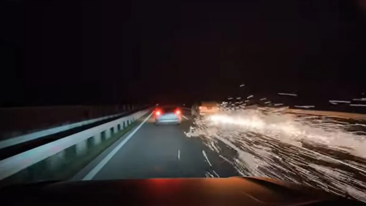 Döbbenetes videón, ahogy kiszakad egy terepjáró hátsó kereke az M4-esen