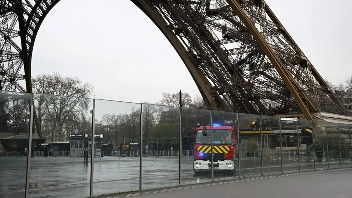 Tűz miatt kiürítették az Eiffel tornyot