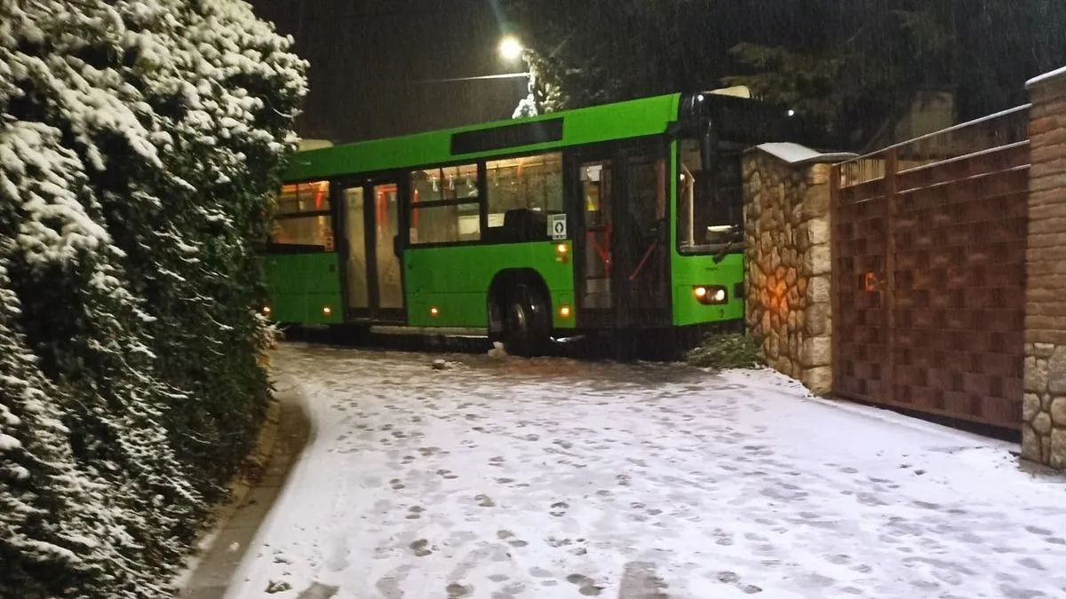 Kisiklott és épületnek ütközött egy busz Baranyában