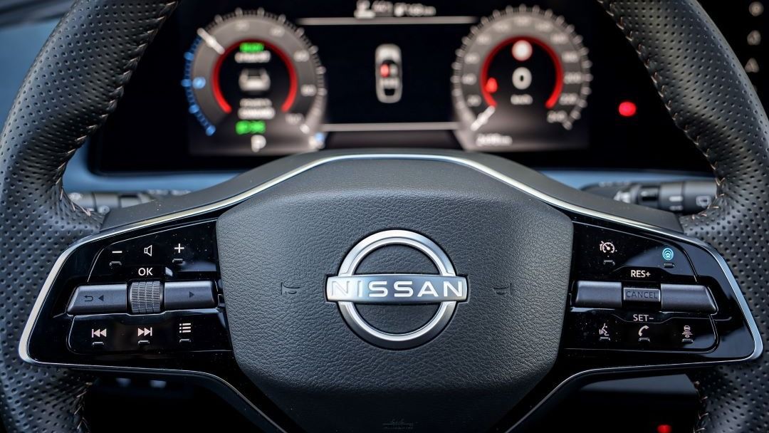 Bajban a Nissan