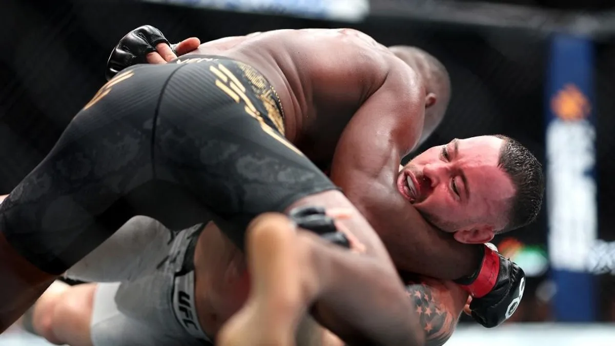 Vérben úszott az UFC sztárja, az orvos leállította a meccset - videó
