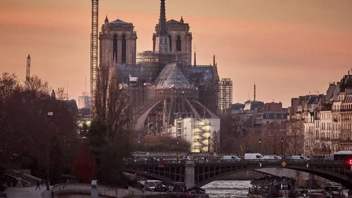 Pazar megnyitóünnepségen avatták fel a felújított Notre-Dame-székesegyházat - képek