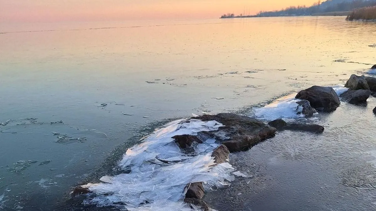 Már több helyen elkezdett befagyni a Balaton - videó