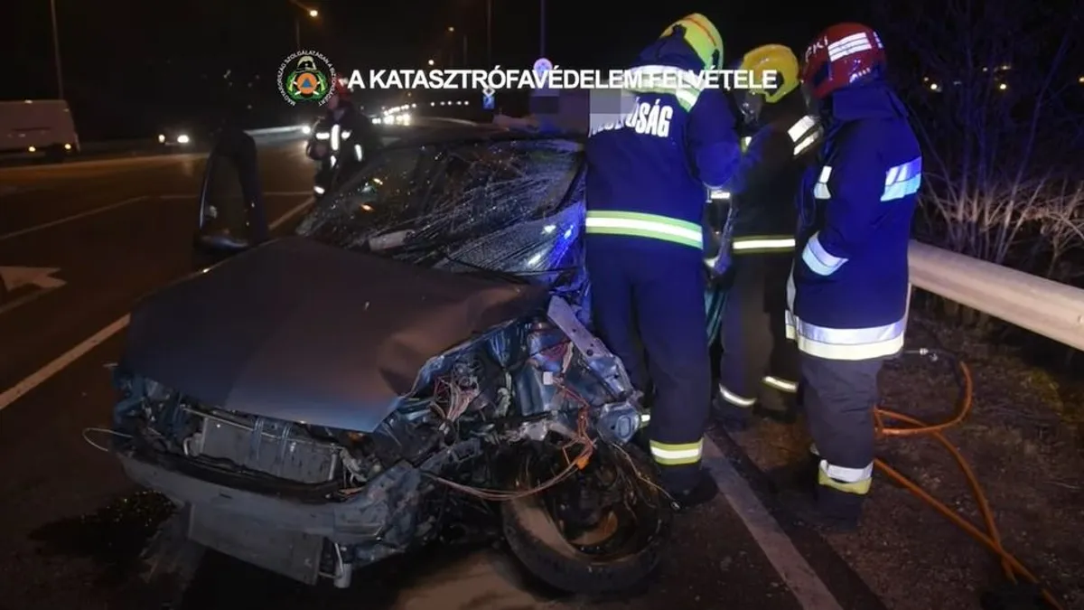 Brutális baleset Budapesten, egy embert a tűzoltóknak kellett kimenteniük - videó