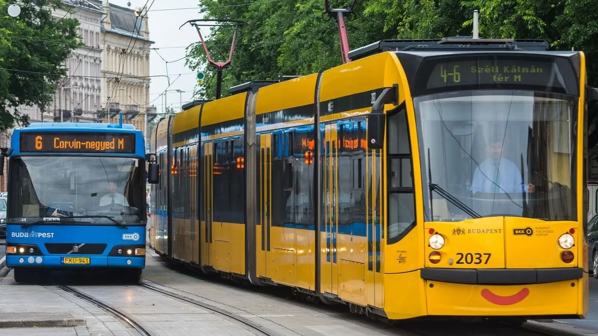 Villamosnak ütközött egy autó Budapesten, pótlóbuszok járnak