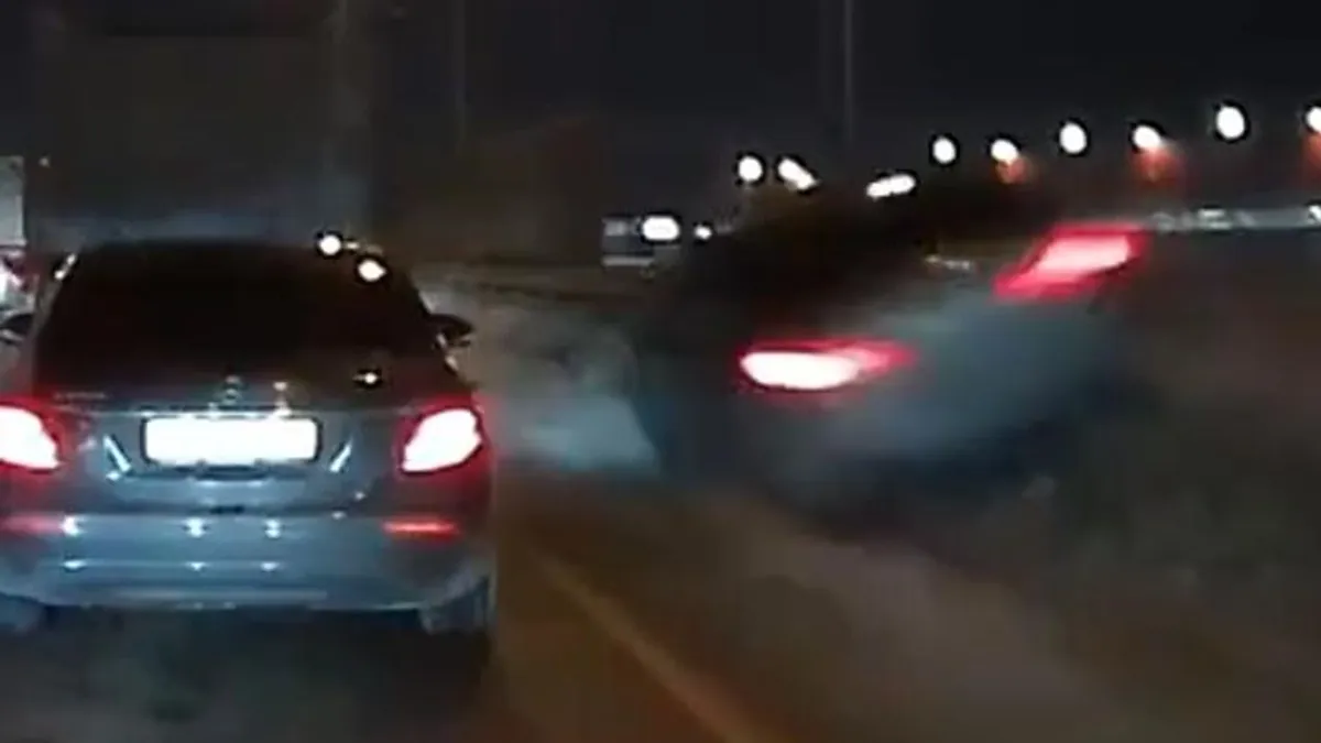 Nem vette észre, hogy áll a forgalom az autópályán, a szalagkorláton csúszva kerülte ki a sort - videó