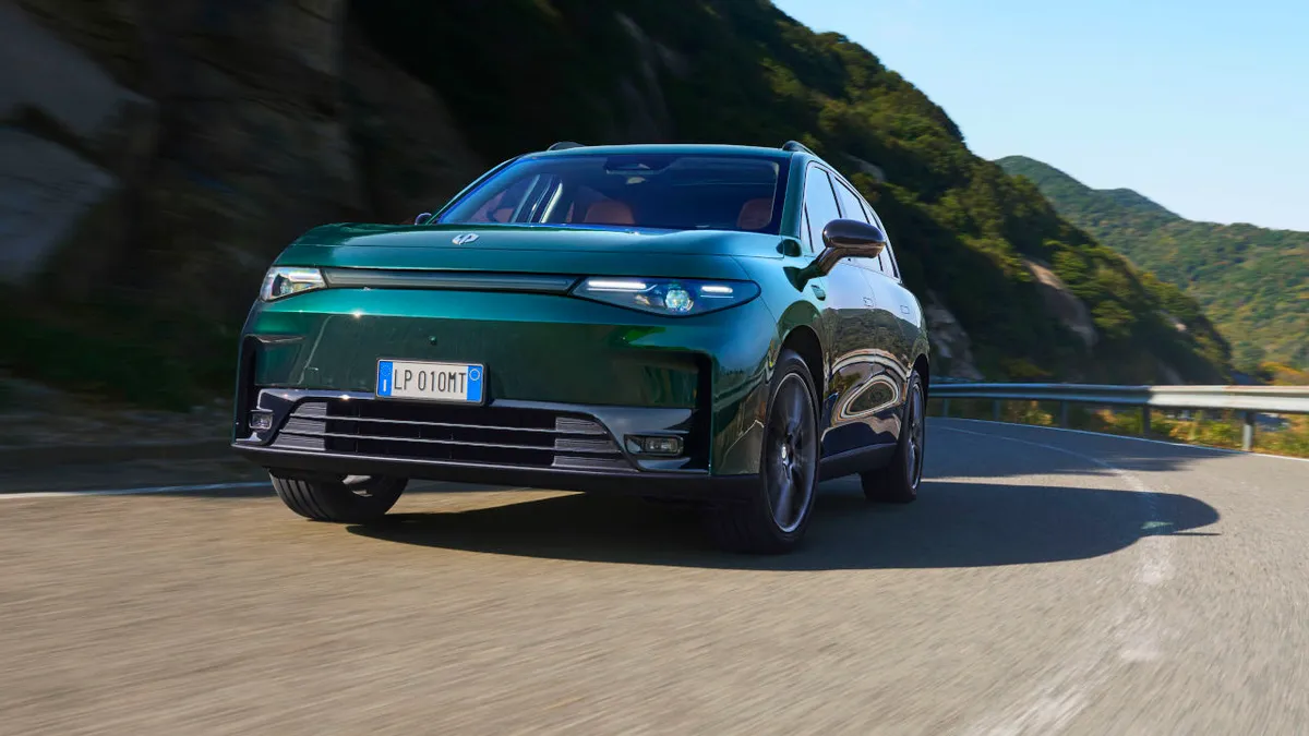 Hatótávnövelővel és 950 km-es hatótávolsággal is kínálja csúcsmodelljét a Stellantis-holdudvarba tartozó Leapmotor