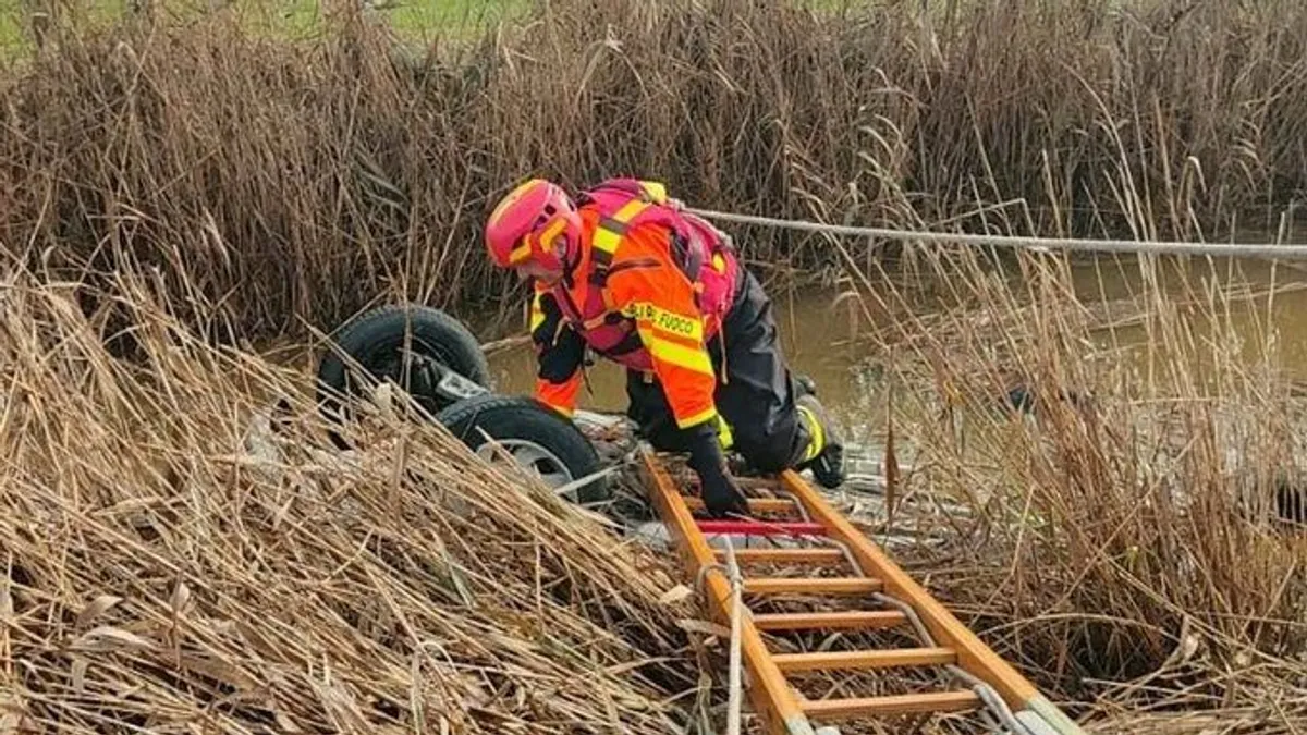Csatornába borult autójával, majd megfulladt egy nő Olaszországban
