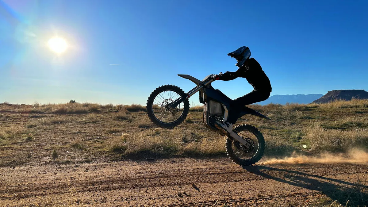 56 km-es hatótávolságú villany-motorkerékpárral akar világelső lenni a Dust Moto startup