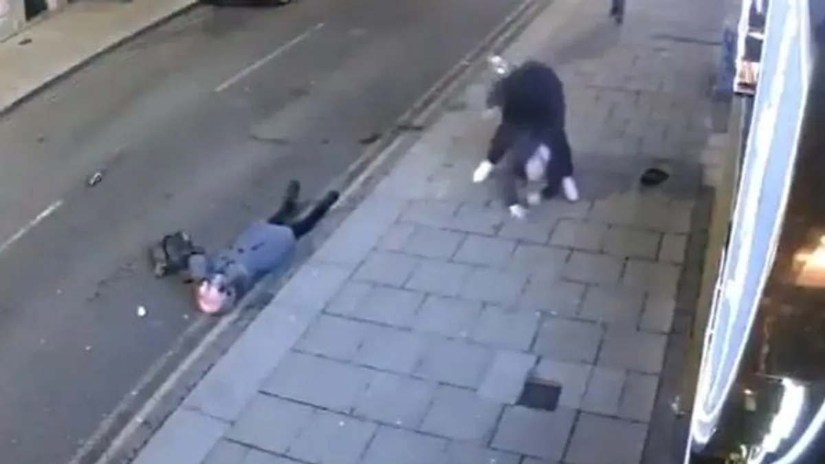 Férfi támadt egy párra Dublinban, a nőt majdnem egy busz elé lökte - videó