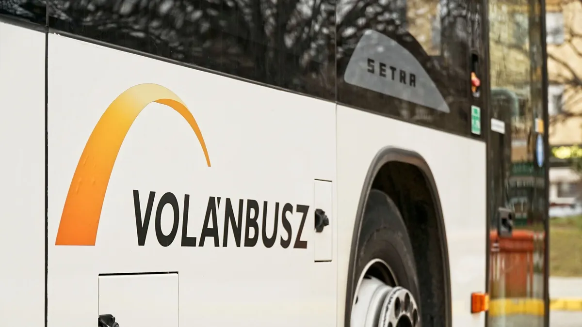 Utasokkal a fedélzetén gyulladt ki egy busz