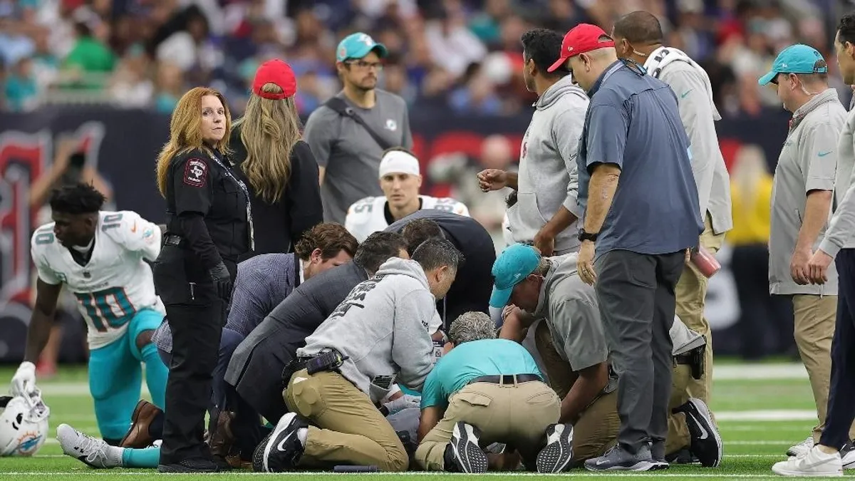 Brutális ütközés után az NFL-játékos életéért küzdöttek - videó